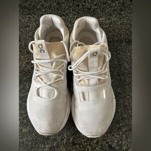 Woman’s On Running On Cloud Cloudnova 2 Sneakers White. Size 7.5